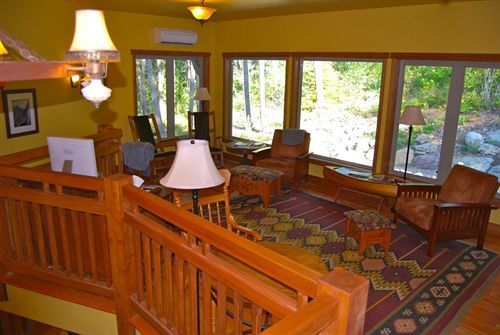 Glacier Guides Lodge ウェスト・グレイシャー エクステリア 写真